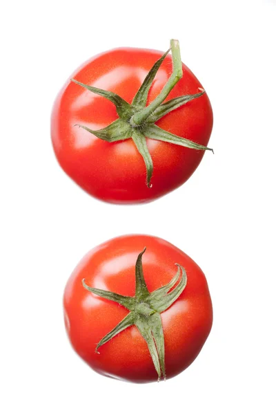 白で隔離される 2 つの赤いトマト — ストック写真