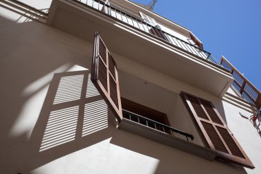 Sıcak yaz günü açık ahşap pencere