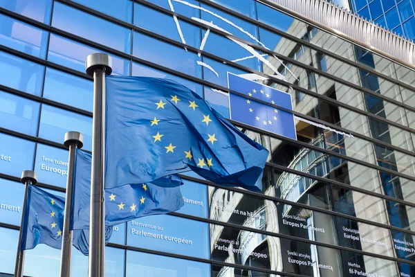 Europeiska unionens flagga mot Europaparlamentet — Stockfoto