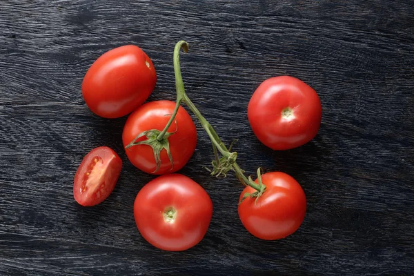 Tomates vermelhos com salada verde em madeira — Fotografia de Stock