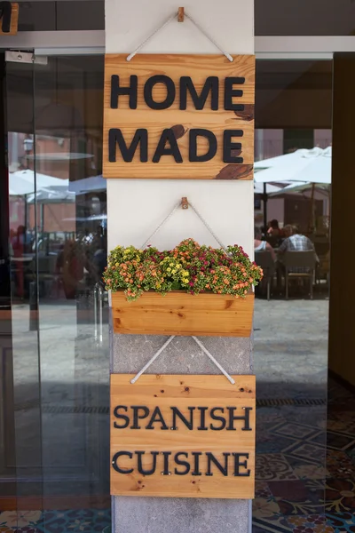 Házi spanyol konyha jel étterem ajtaján — Stock Fotó
