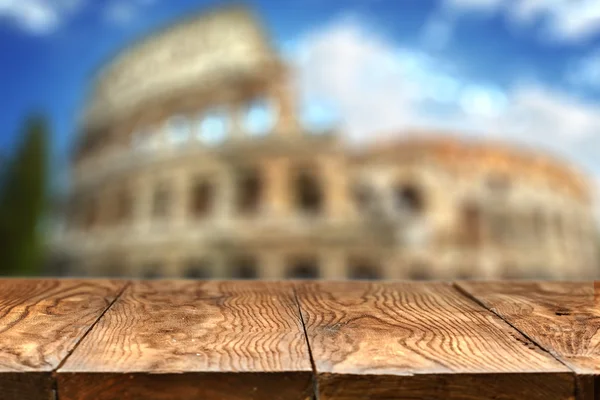 Mesa de madera vacía con Coliseo sobre fondo — Foto de Stock