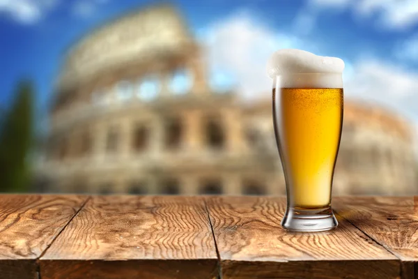 コロッセオとビールのグラス — ストック写真