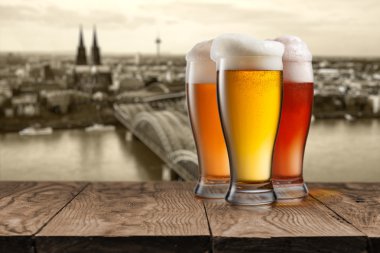 Bardak bira arka plan üzerinde Köln Manzaralı