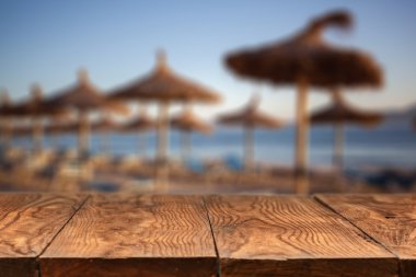 ahşap masa ve arka plan boş kumsalda