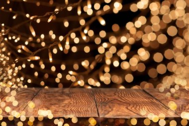 zemin üzerine sarı bokeh ile ahşap masa