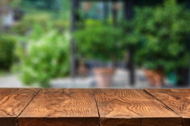 Yaz arka arka plan üzerinde karşı boş ahşap tablo