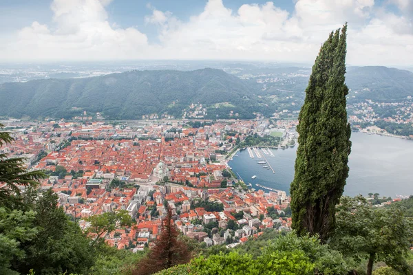 Vista da cidade de Como no lago Como, na Itália — Fotografia de Stock