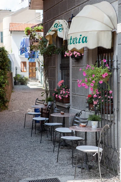 Невеликий кафе в італійському місті — стокове фото