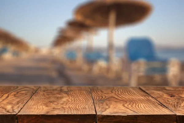 Houten tafel en lege strand op achtergrond — Stockfoto