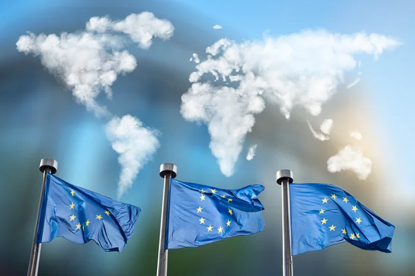 Lijst van vlaggen van de Europese Unie met wolken kaart — Stockfoto