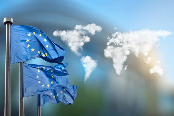 Σημαίες της Ευρωπαϊκής Ένωσης με σύννεφα χάρτη — Φωτογραφία Αρχείου