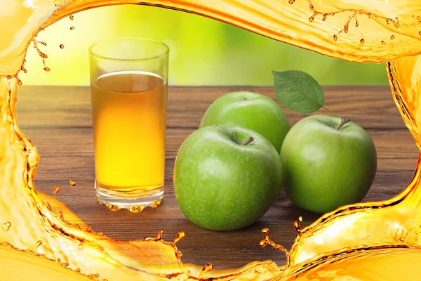 Bicchiere di succo di mela e mele su legno — Foto Stock