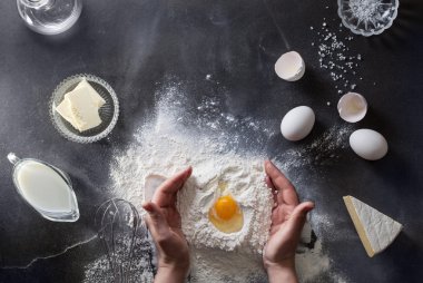 Kadının ellerini masada un ile hamur yoğurmak