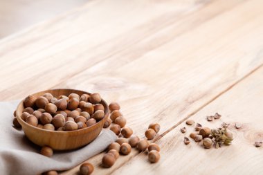 Tahta masada fındıklar.