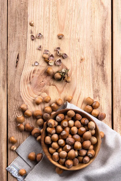 Hazelnoten op houten tafel — Stockfoto