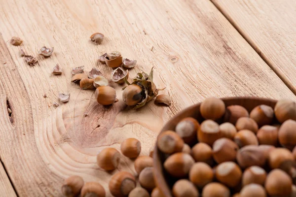 Hazelnoten op houten tafel — Stockfoto