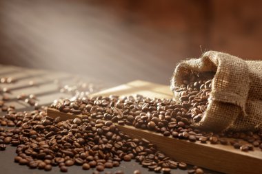 çanta ahşap üzerine dökülen kahve çekirdekleri