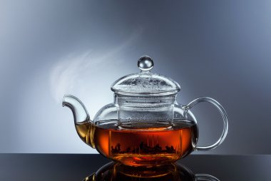 cam çaydanlık bardak sıcak çay ile