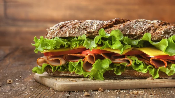 Сэндвич на деревянном столе — стоковое фото