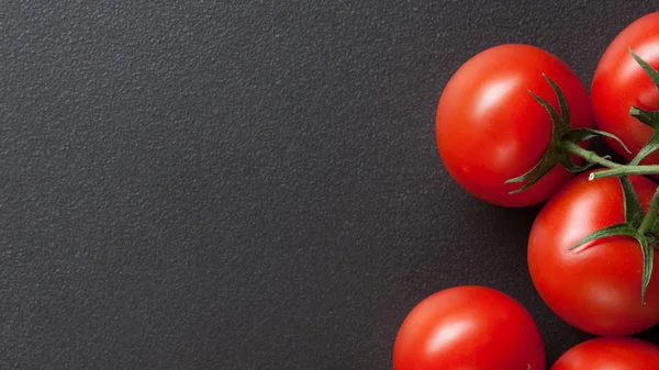 Tomates vermelhos em preto. vista superior — Fotografia de Stock