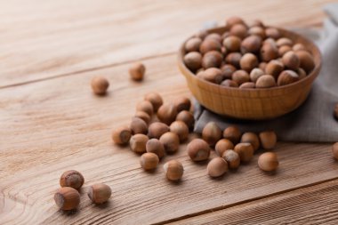 Tahta masada fındıklar.