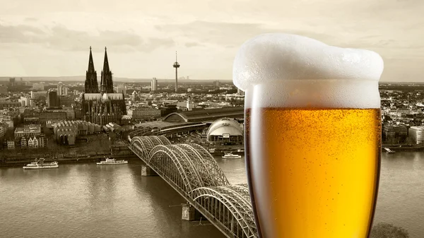 Glas Bier mit Blick auf Köln im Hintergrund — Stockfoto