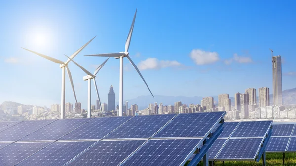 Zonnepanelen en windturbines met stad — Stockfoto