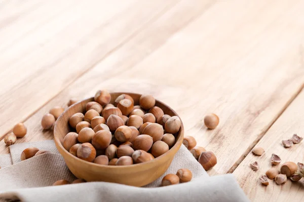 Hazelnoten op houten tafel — Stockfoto