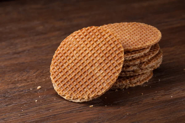 Gofres con caramelo sobre madera — Foto de Stock