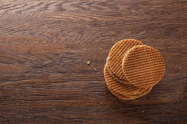 Waffles com caramelo em madeira — Fotografia de Stock