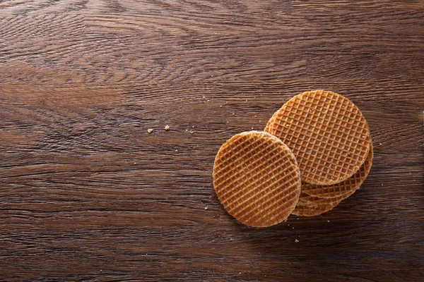 Waffeln mit Karamell auf Holz — Stockfoto