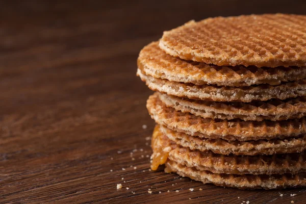 Gofres con caramelo sobre madera — Foto de Stock