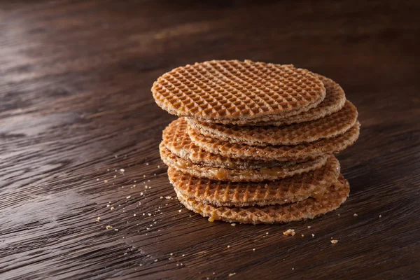 Waffles com caramelo em madeira — Fotografia de Stock
