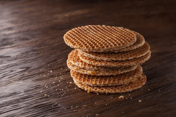 Waffeln mit Karamell auf Holz — Stockfoto