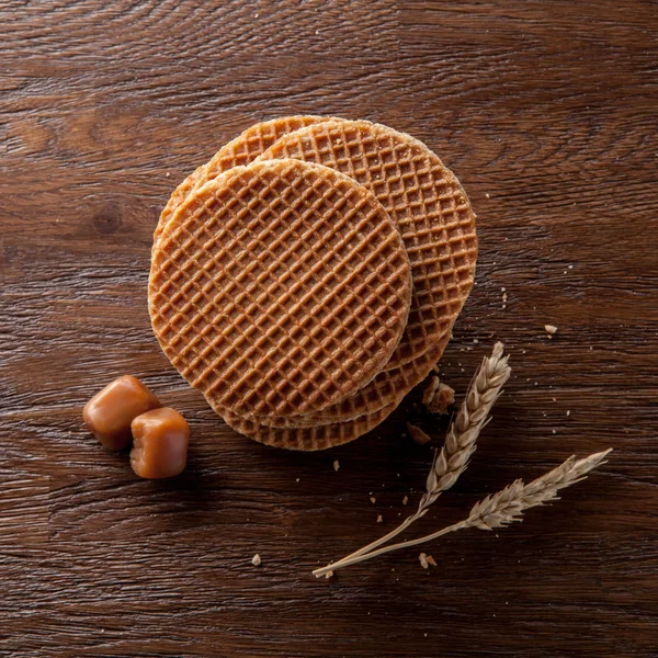 Waffles com caramelo em madeira — Fotografia de Stock