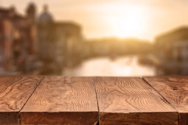 Table en bois vide contre Venise — Photo