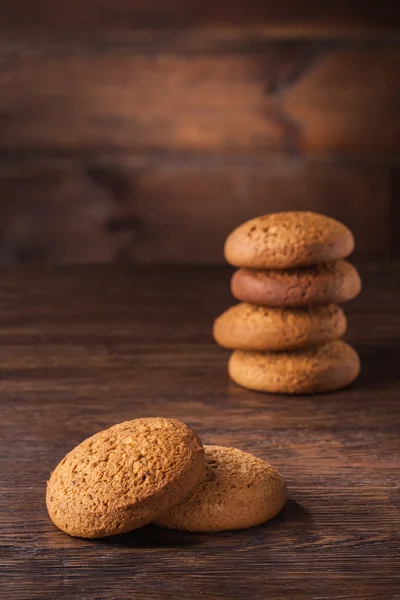 Овсяные печенья на деревянном столе — стоковое фото