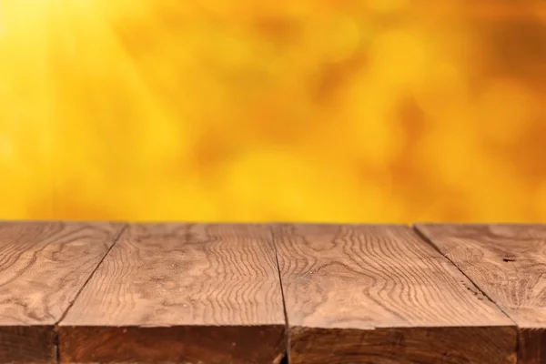 Дерев'яний стіл і задній план з осіннім листям — стокове фото