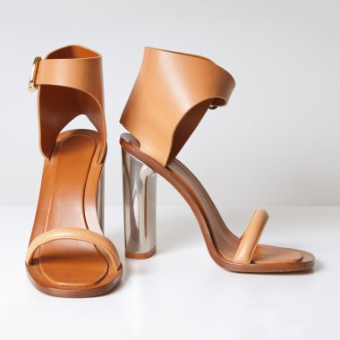 kadın beyaz üzerine yüksek topuklu ayakkabılar