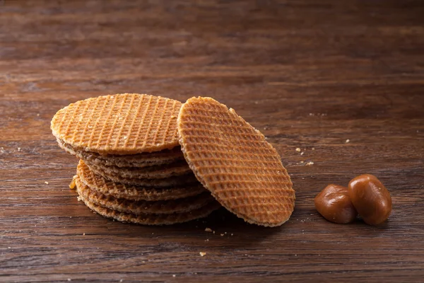 Gofres con caramelo sobre madera — Foto de Stock