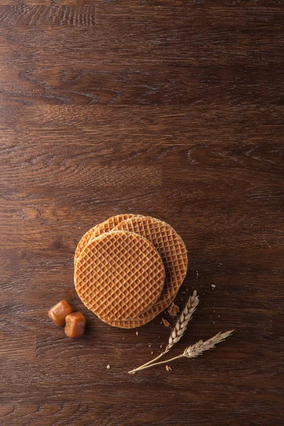 Gofres con caramelo sobre madera — Foto de Stock