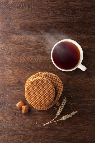 Gofres con caramelo y té sobre madera — Foto de Stock