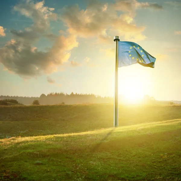 Bandera de la Unión Europea en el paisaje de la puesta del sol — Foto de Stock