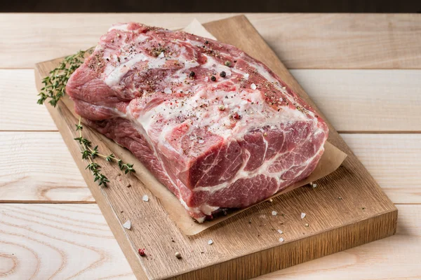 Foto de carne crua. Pescoço de porco com ervas — Fotografia de Stock