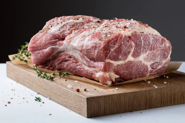 Foto de carne crua. Pescoço de porco com ervas — Fotografia de Stock