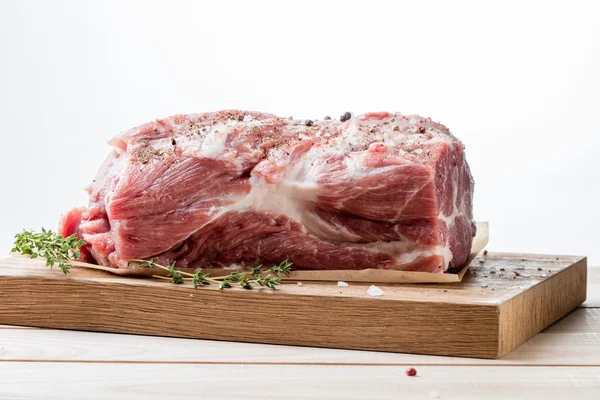 Foto de carne crua. Pescoço de porco com ervas — Fotografia de Stock