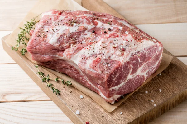 Foto de carne cruda. Cuello de cerdo con hierbas —  Fotos de Stock