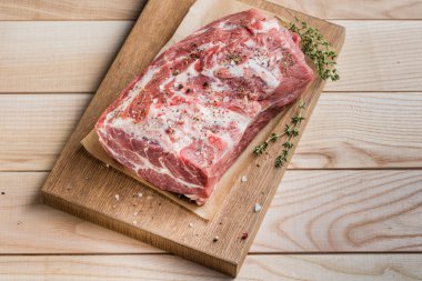Fotoğraf çiğ et. Domuz eti boyun otlar ile