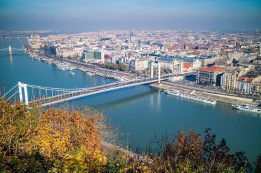 Köprü Budapeşte bir sonbahar gününde. Panoramik görünüm.